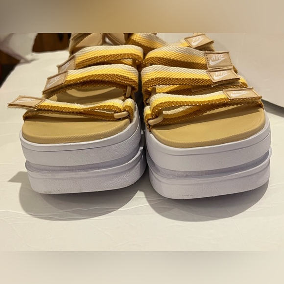 Nike Women’s Icon Classic Platform Sandals Sesame White Shoes Sz 12 Trendy Strap - Picture 9 of 9